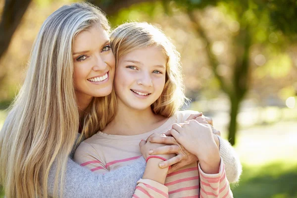 Porträtt av mor och dotter på landsbygden — Stockfoto