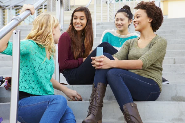 Vrouwelijke middelbare scholieren — Stockfoto