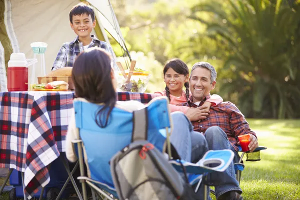 Familia disfrutando de unas vacaciones de camping en el campo — Foto de Stock