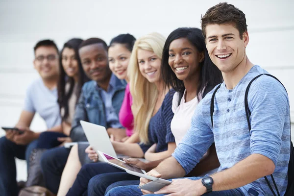 Porträt von Universitätsstudenten im Freien auf dem Campus — Stockfoto