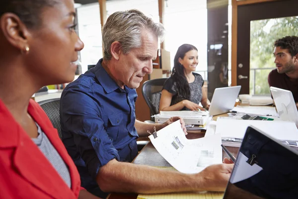 Equipo de Arquitectos Trabajando en escritorios en la oficina — Foto de Stock