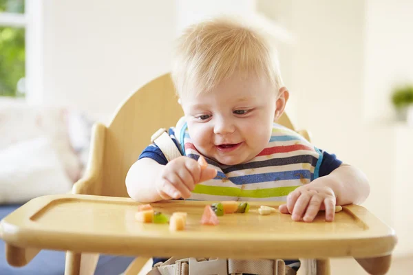 Bebê menino comendo frutas — Fotografia de Stock
