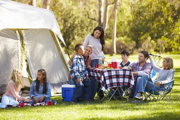 Två familjer njuter campingsemester i landsbygden — Stockfoto