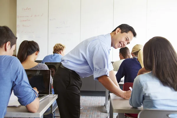 Nachhilfelehrer hilft Gymnasiasten — Stockfoto