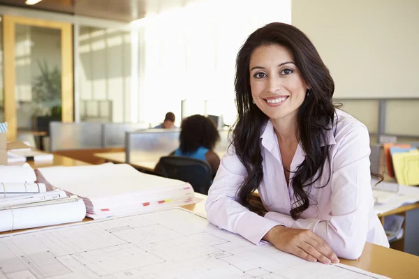 Architetto donna che studia piani in ufficio — Foto Stock