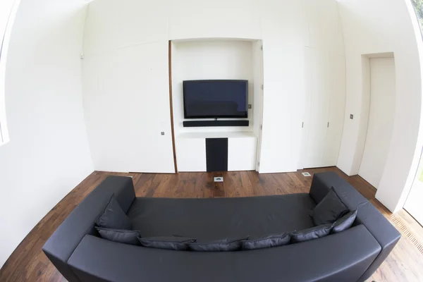 Salão na casa moderna com TV e sofá — Fotografia de Stock