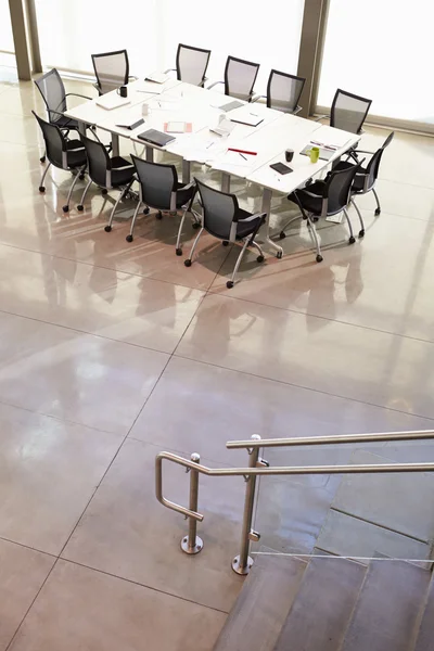 Cadeiras organizadas em torno da tabela vazia do Boardroom — Fotografia de Stock