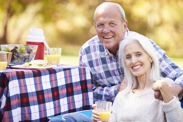 Seniorenpaar genießt Zelturlaub — Stockfoto