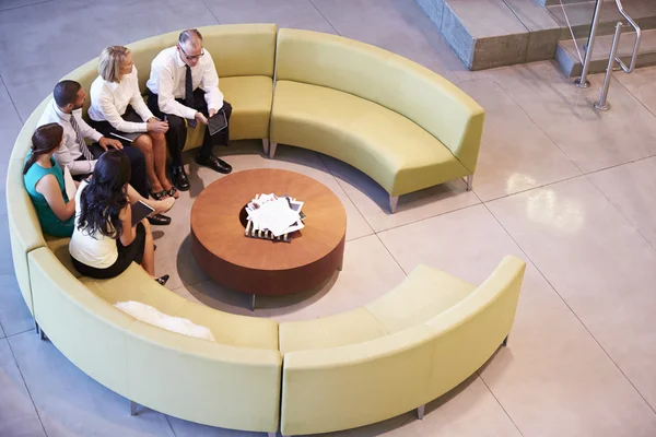 Groupe de gens d'affaires se réunissant dans le hall d'entrée du bureau — Photo