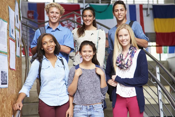 Gymnasiasten stehen vor Gebäude — Stockfoto