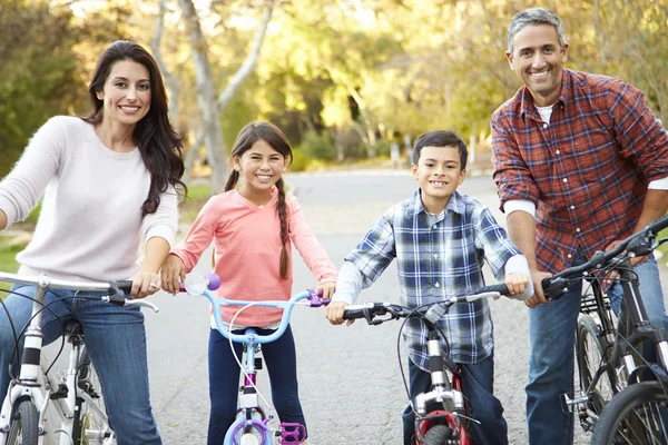 Retrato de la familia hispana en un paseo en bicicleta por el campo —  Fotos de Stock