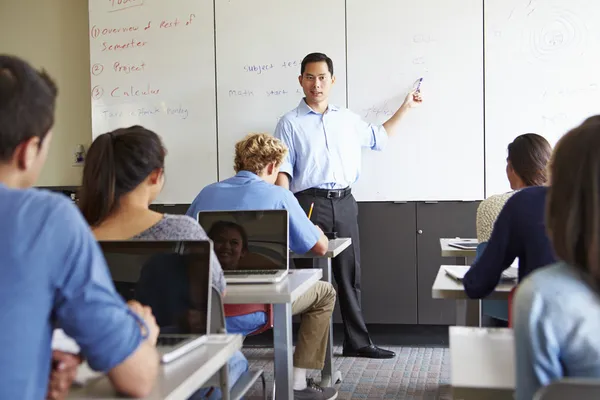 Tutor con estudiantes de secundaria en clase — Foto de Stock