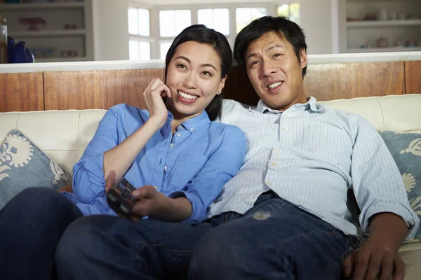 Asiático casal assistindo TV juntos — Fotografia de Stock