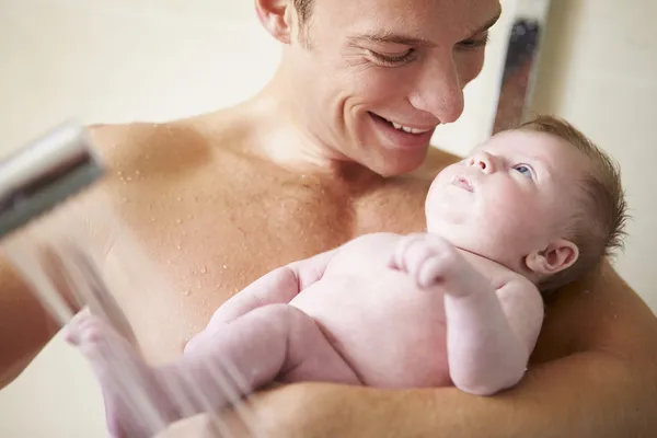 Vater duscht mit Tochter — Stockfoto