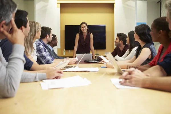 Kadın patron adresleme toplantı boardroom masa etrafında — Stok fotoğraf