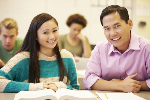 Vrouwelijke student met leraar studeren — Stockfoto