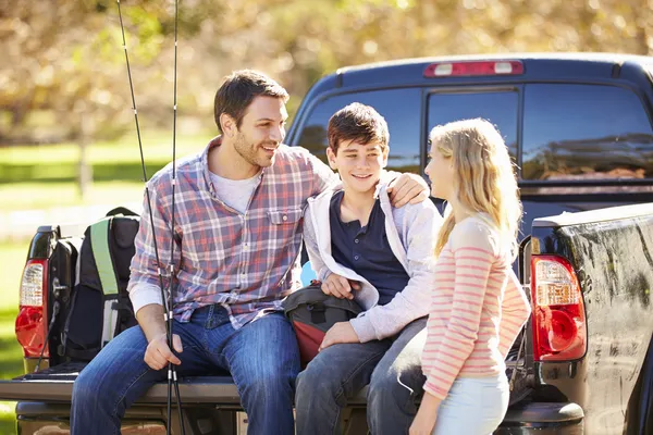 Père et enfants déballer camion en camping vacances — Photo