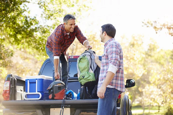 Two Men Unpacking Pick Up Truck On Camping Holiday — Stock Photo, Image