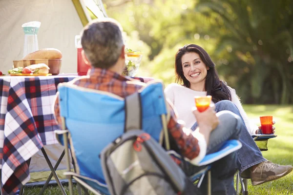 Paar genieten van camping vakantie in platteland — Stockfoto