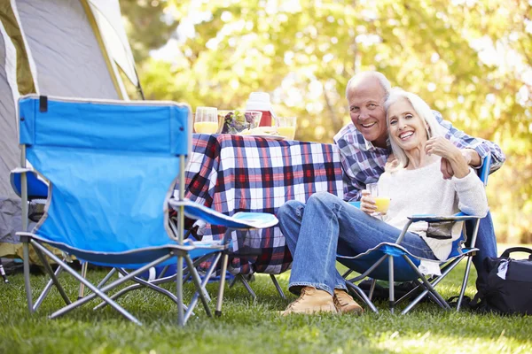 Casal Sênior Apreciando Férias Camping — Fotografia de Stock