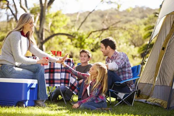 Familia disfrutando de unas vacaciones de camping en el campo —  Fotos de Stock