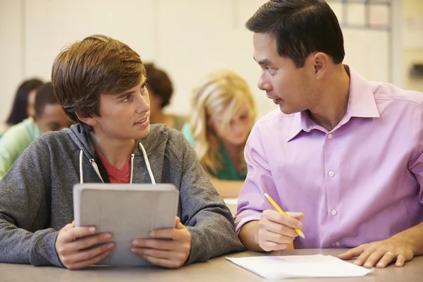 Studente di scuola superiore con insegnante — Foto Stock