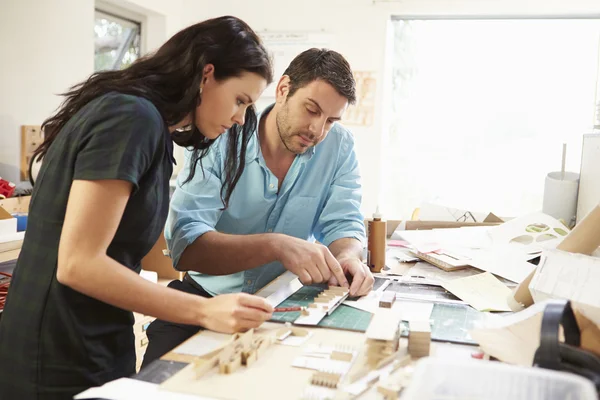 Dois arquitetos fazendo modelos no escritório juntos — Fotografia de Stock