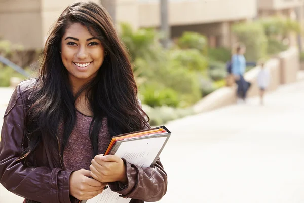 Retrato de estudante universitário feminino ao ar livre no campus — Fotografia de Stock