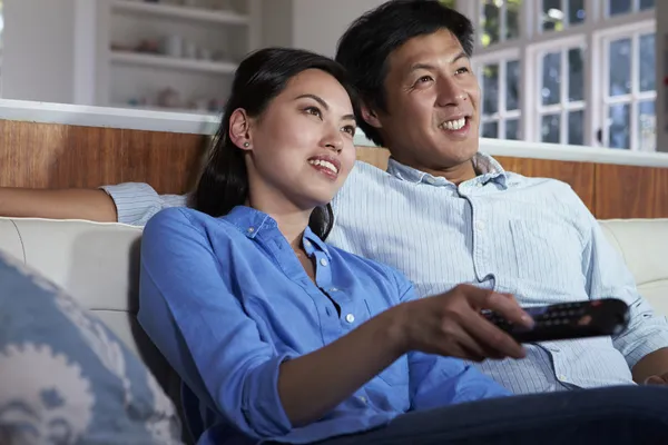 Aziatische paar samen tv kijken — Stockfoto