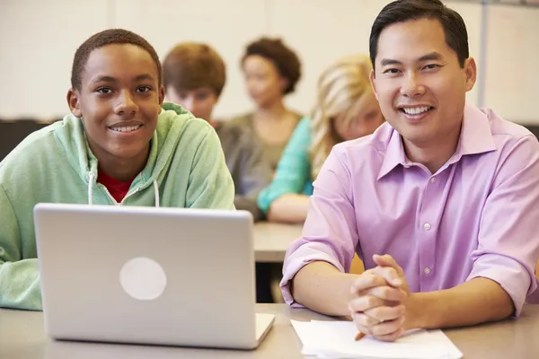 Gymnasiestudent med lärare — Stockfoto