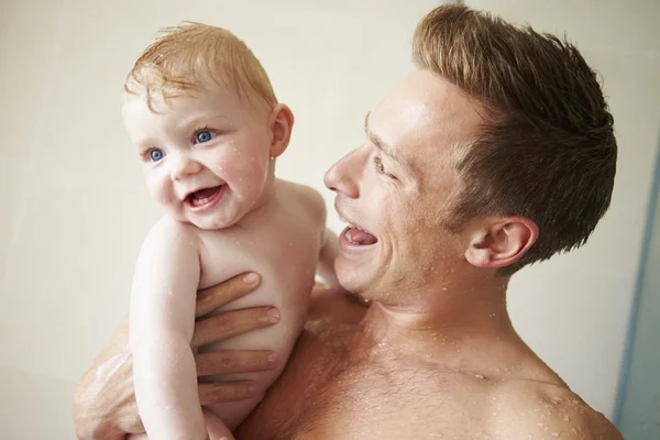 Père prenant une douche — Photo