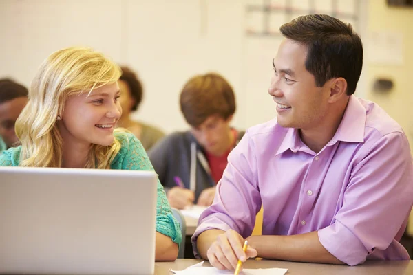 Studente di scuola superiore con insegnante — Foto Stock