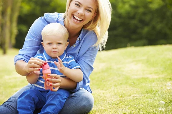 Moeder waait bubbels — Stockfoto