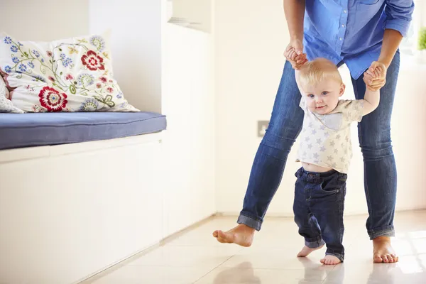 Mãe Ajudando Jovem Filho Caminhar — Fotografia de Stock