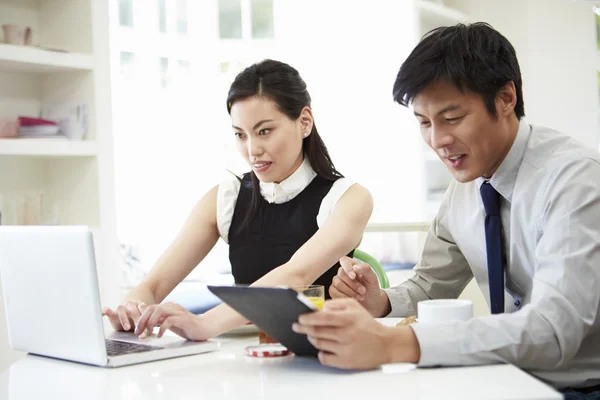 Pareja asiática usando dispositivos digitales — Foto de Stock