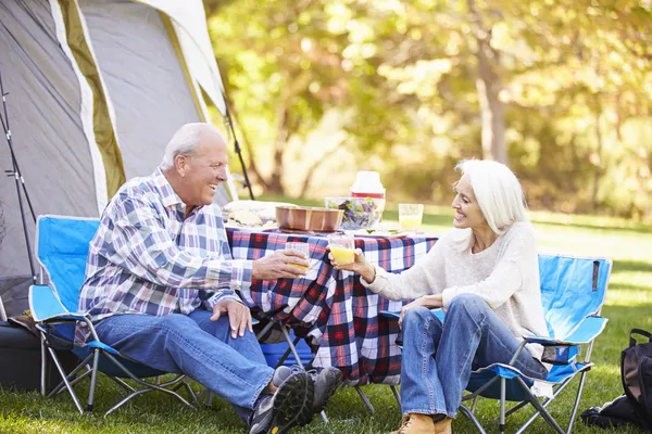 Casal Sênior Apreciando Férias Camping — Fotografia de Stock