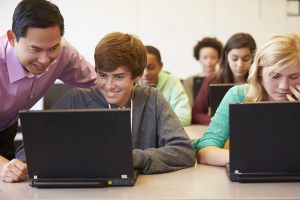 Étudiants du secondaire avec professeur — Photo