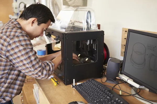 Arquiteto masculino usando impressora 3D no escritório — Fotografia de Stock