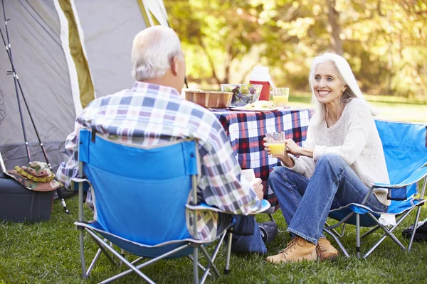 Senior pareja disfrutando camping vacaciones — Foto de Stock