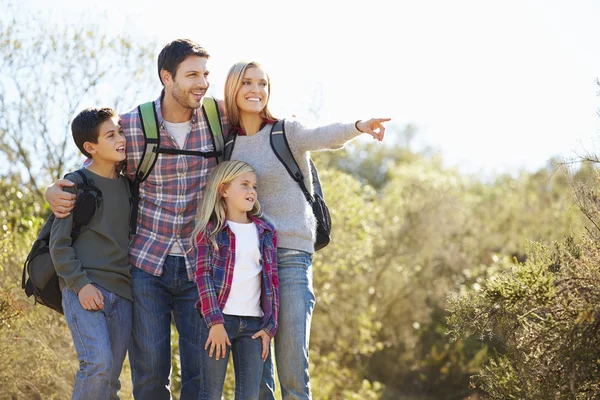 Escursioni in famiglia in campagna indossando zaini — Foto Stock