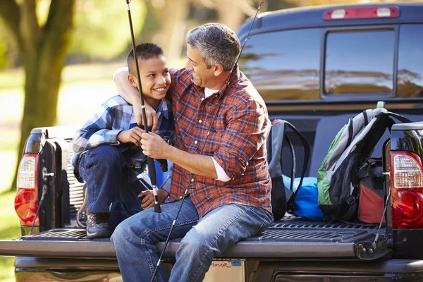 Padre e hijo sentados en camioneta para acampar —  Fotos de Stock