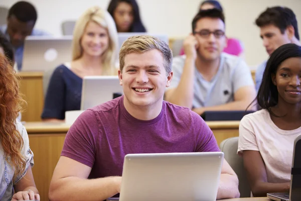 Αρσενικό φοιτητής χρησιμοποιώντας φορητό υπολογιστή σε διάλεξη — Φωτογραφία Αρχείου