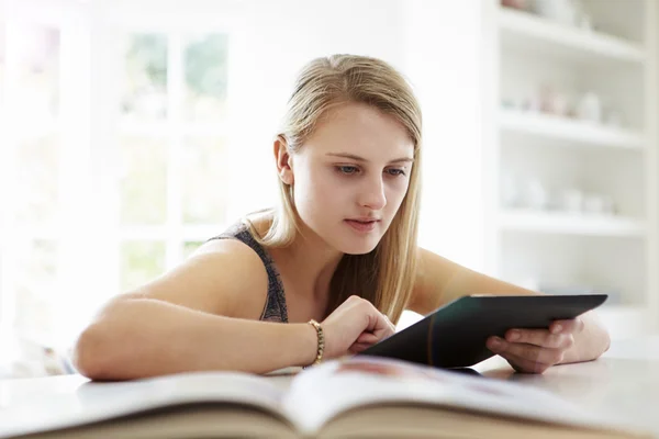 Ragazza adolescente che studia — Foto Stock