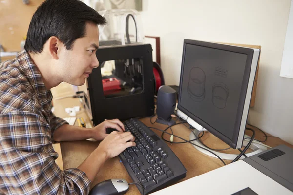 Arquiteto masculino usando impressora 3D no escritório — Fotografia de Stock