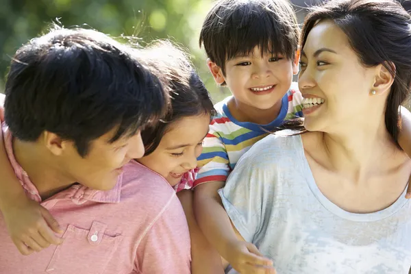 Famille asiatique profiter de la marche — Photo