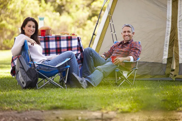 Paar genieten van camping vakantie in platteland — Stockfoto