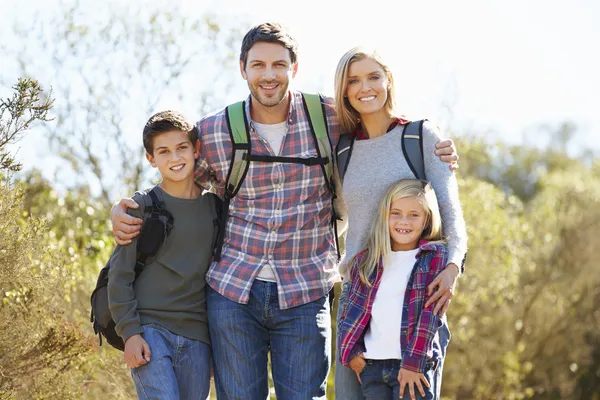 Portrait de randonnée en famille dans des sacs à dos de port de campagne — Photo