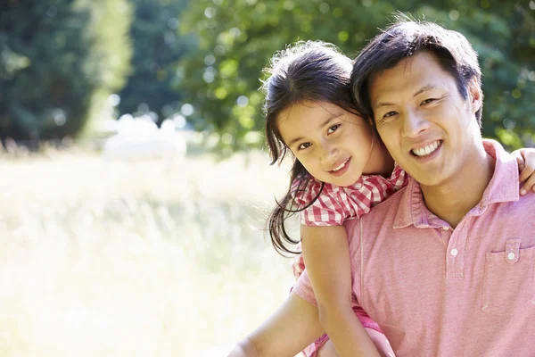 Asiático padre y hija en campo — Foto de Stock