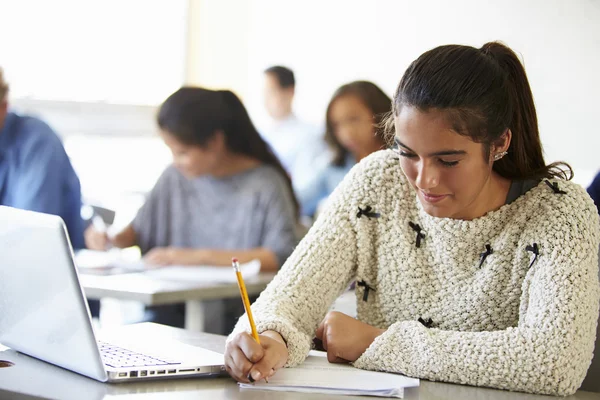 Estudiantes de secundaria en clase — Foto de Stock