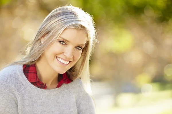 Porträt einer attraktiven Frau auf dem Land — Stockfoto